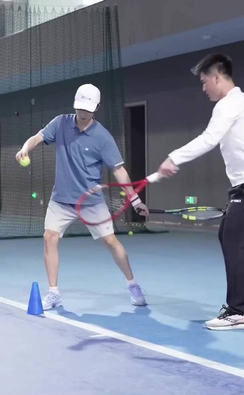 乒乓球名将林高远跨界挑战网球