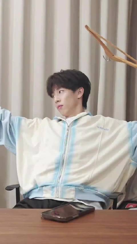 林高远用衣架练网球展现热爱