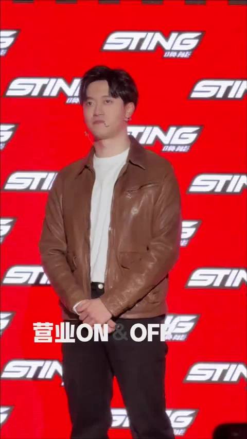 周冠宇粉墨紫造型亮相个人摄影展，赛道王者展现文艺魅力