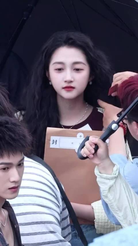 小说女主跑出来了，好清纯呐！(关晓彤)