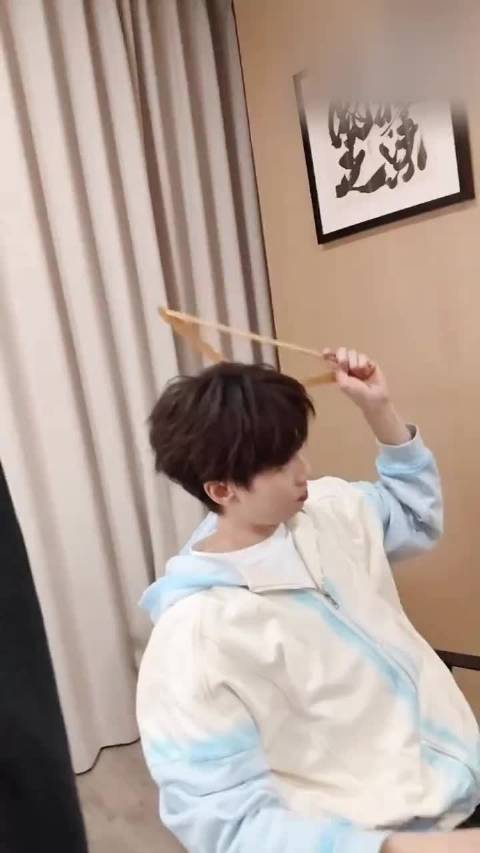 打网球也很帅的林高远，你们觉得呢？