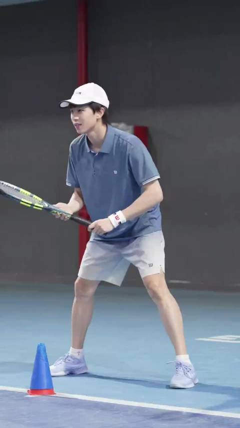 林高远网球vlog：初学网球，动作不是很标准，还得继续努力训练