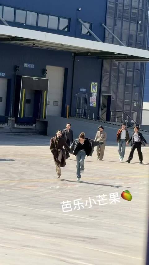 张予曦赵昭仪纽约挽手同行录制节目