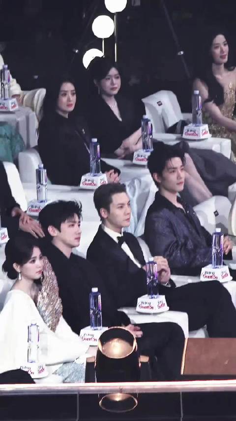 陈伟霆救场教科书级，肖战白敬亭拔水显呆萌