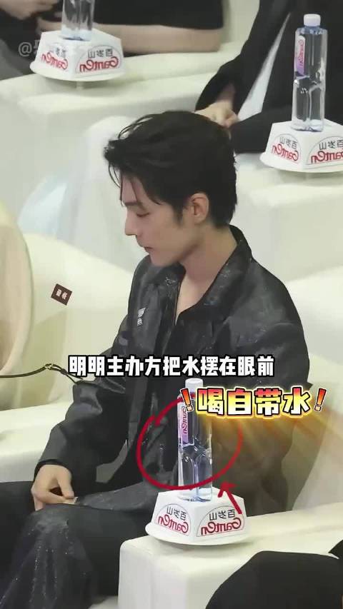 肖战路透视频曝光，自带饮水引热议