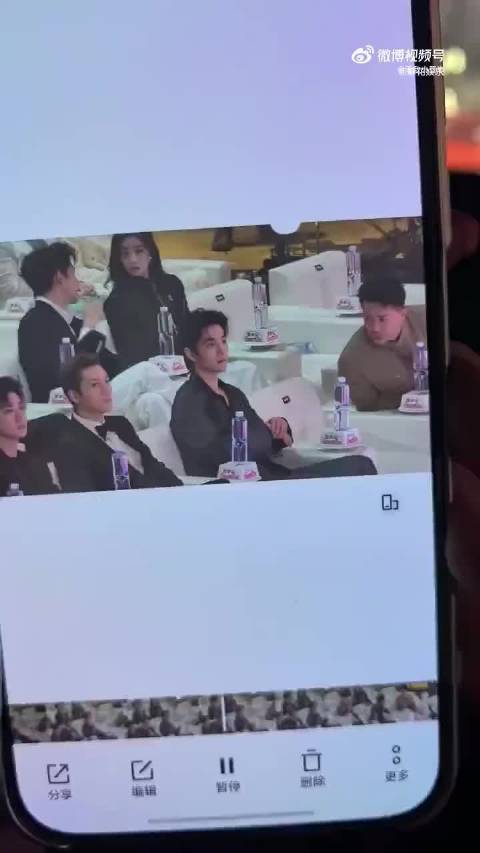 段奕宏隔着椅子和肖战握手，都是兰晓龙的男主角，老段一定看了得闲谨制