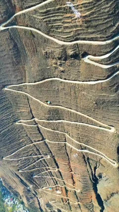 外国博主惊叹中国挂壁公路，75度悬崖成硬核象征