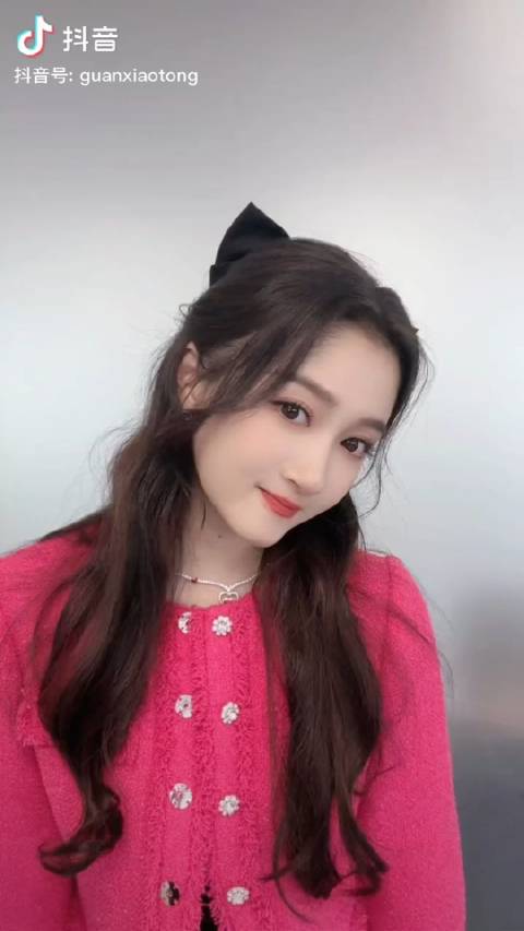 关晓彤发文永远自由如风为你着迷