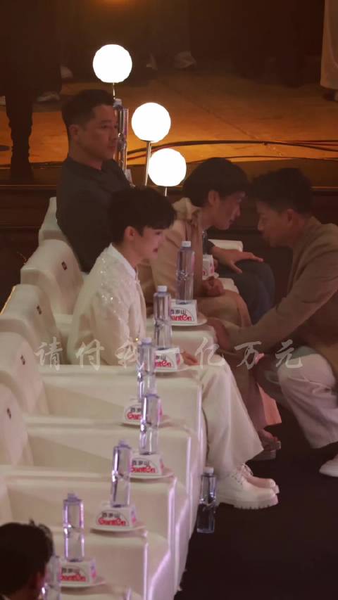 就在我眼皮子底下跟吴越耳语 段奕宏吴越电视剧品质盛典