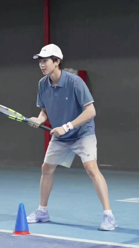 左手打网球的林高远，依旧嘴部发力 打乒乓球的确实好入门网球