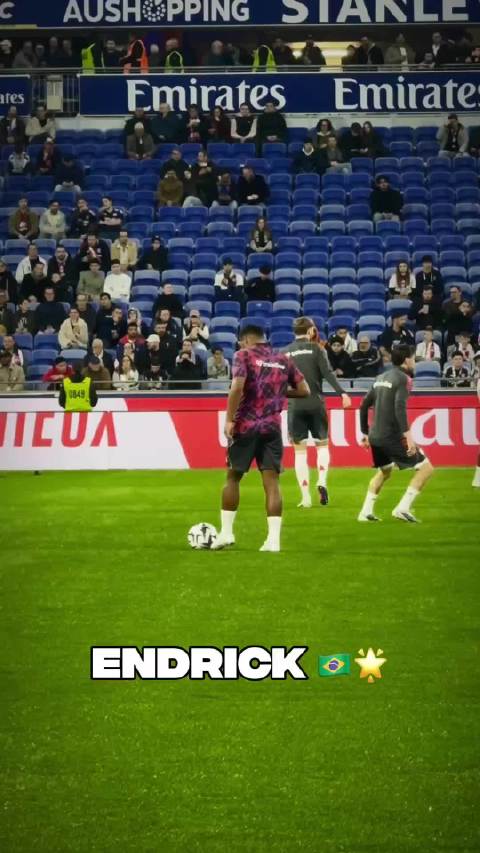 天生球感  里昂前锋恩德里克在赛前秀了一把颠球技术