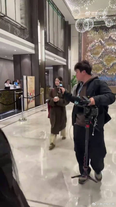 酒店出发路透惊艳全场，简约造型穿出高级感，现偶女主既视感扑面而来！