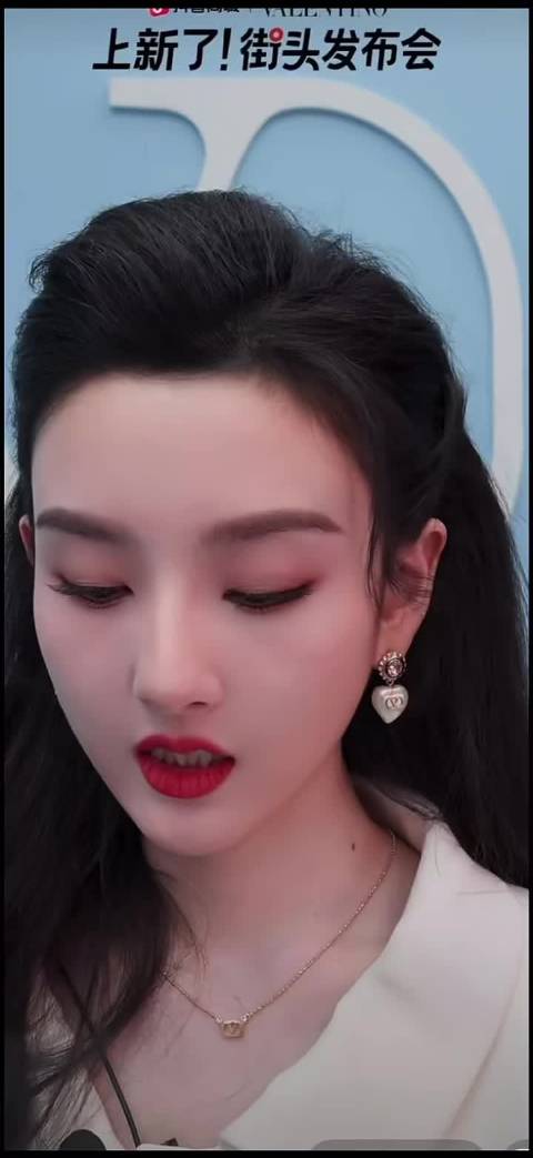 全网都火遍的镜头签，我们祖儿才第一次镜头签，还是用口红签的，真的好明媚啊