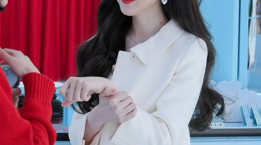 宋祖儿华伦天奴直播全程：开场就和主持人转圈圈的宋祖儿