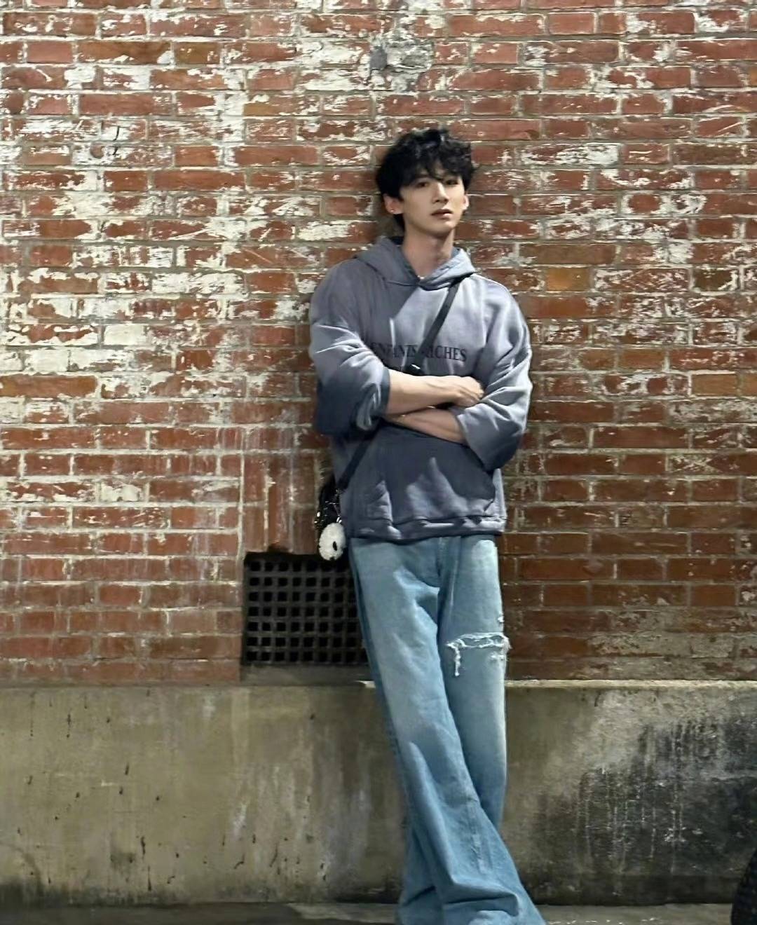 白敬亭与爱犬穿同款毛衣出街，网友:人不如狗系列又添一员#撞衫 - 360娱乐