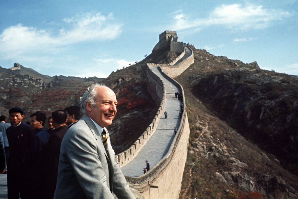 谢尔1972年访华时登上长城 图源：Heinrich Sanden / picture-alliance / dpa