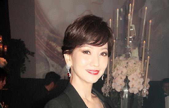 赵雅芝曝近况，一袭红裙露香肩显优雅，眼角皱纹很多