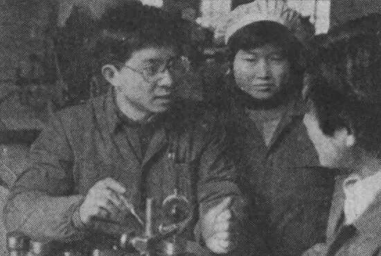 大学毕业在万向节厂时的周建群。图源：浙江日报