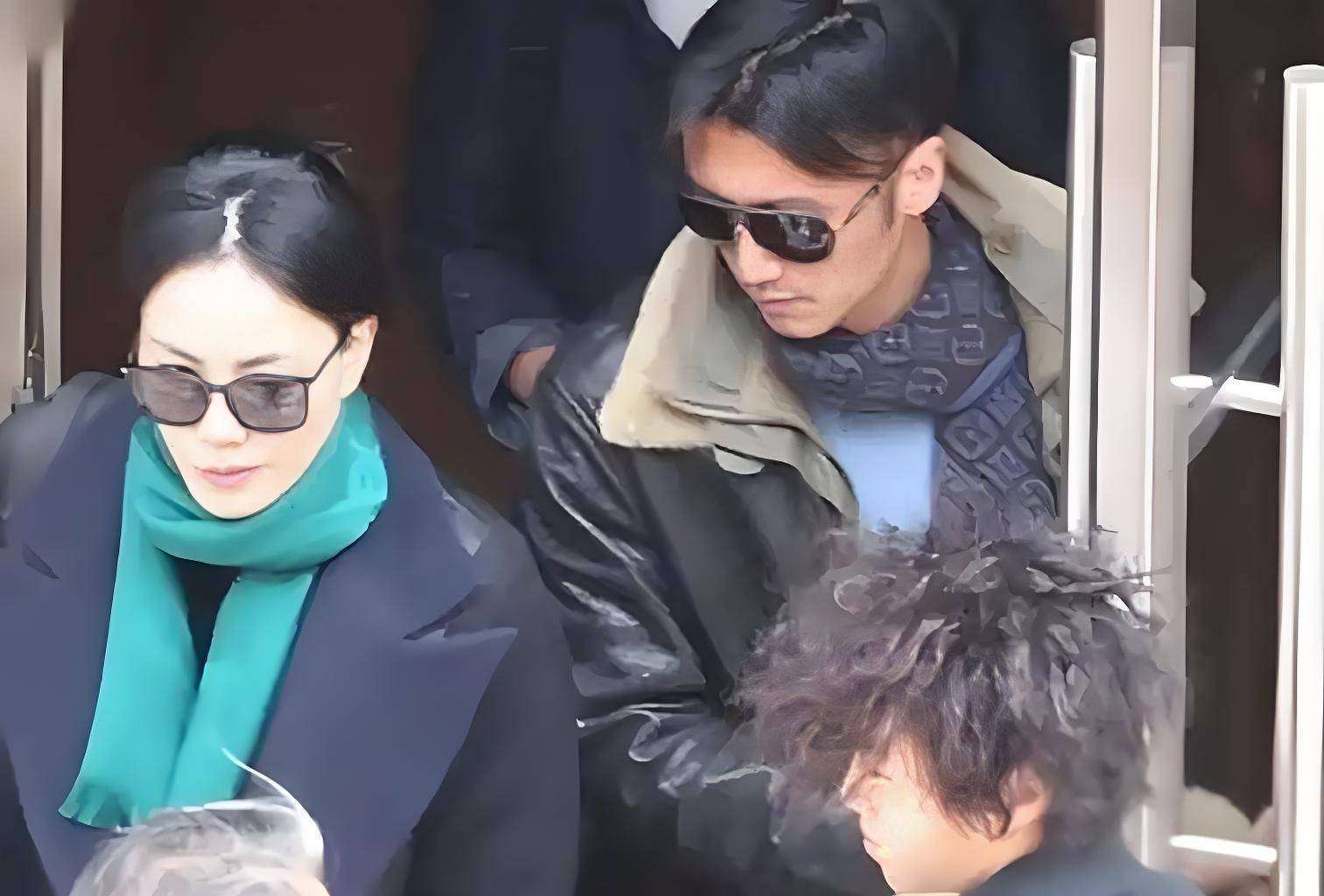 55岁王菲机场照流出，谢霆锋手搭腿上显亲密，婚戒戴了11年