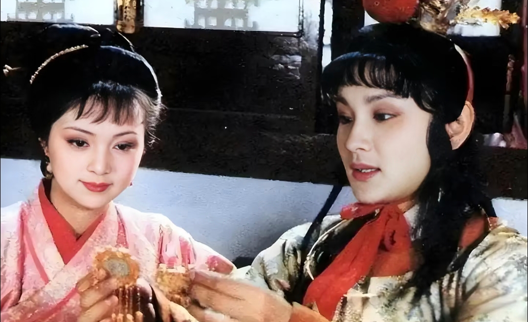 欧阳奋强用“装”和“名媛”评价宝钗,遭宝钗扮演者回怼,网友:没想到39年后还能看到售后