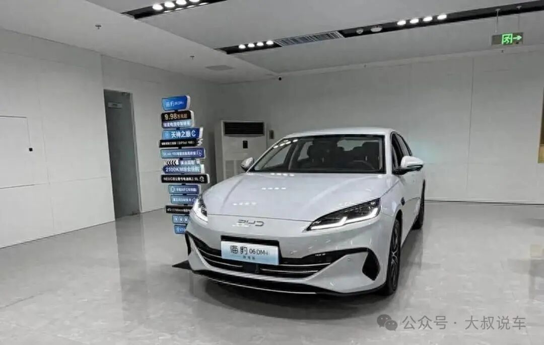 9.3万起掀A级混动风暴!2026款海豹06DM-i到店,128km续航+实用升级太圈粉