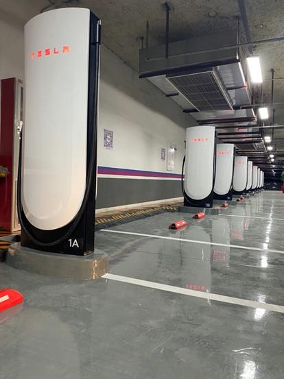 特斯拉V4超级充电站上线 面向其他品牌新能源车开放丨公司头条