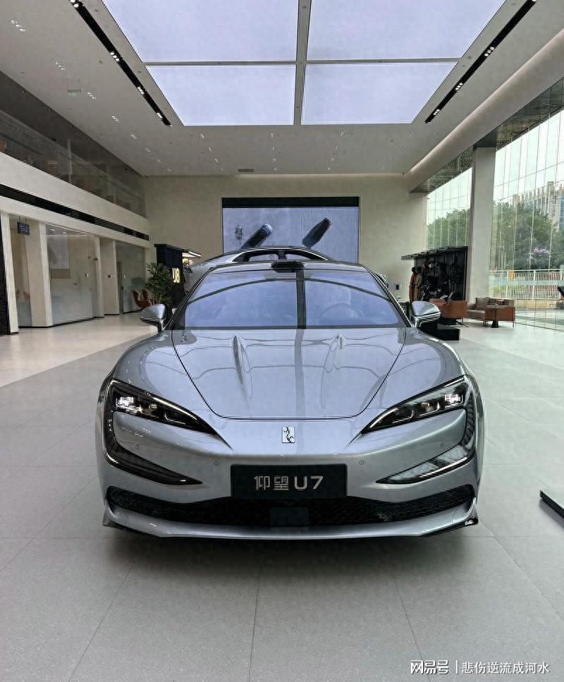 仰望U7新增琥珀橙配色，这才是国产高端旗舰该有的气场