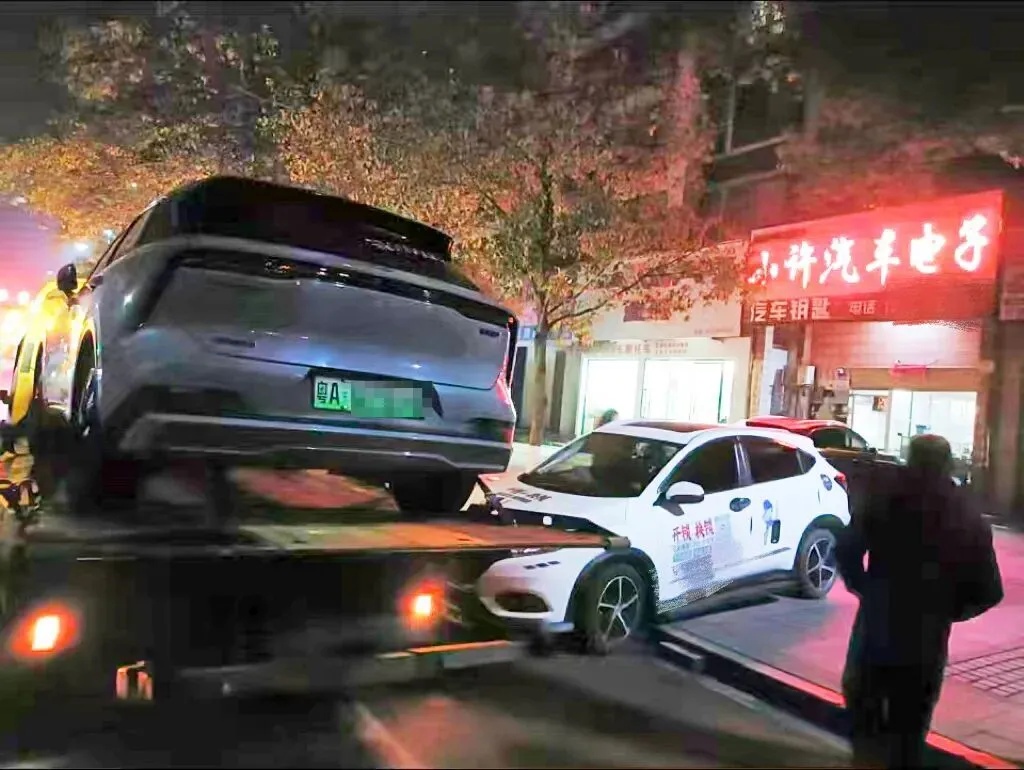 东风启辰大V新能源汽车春节回家遭遇高速突然断电