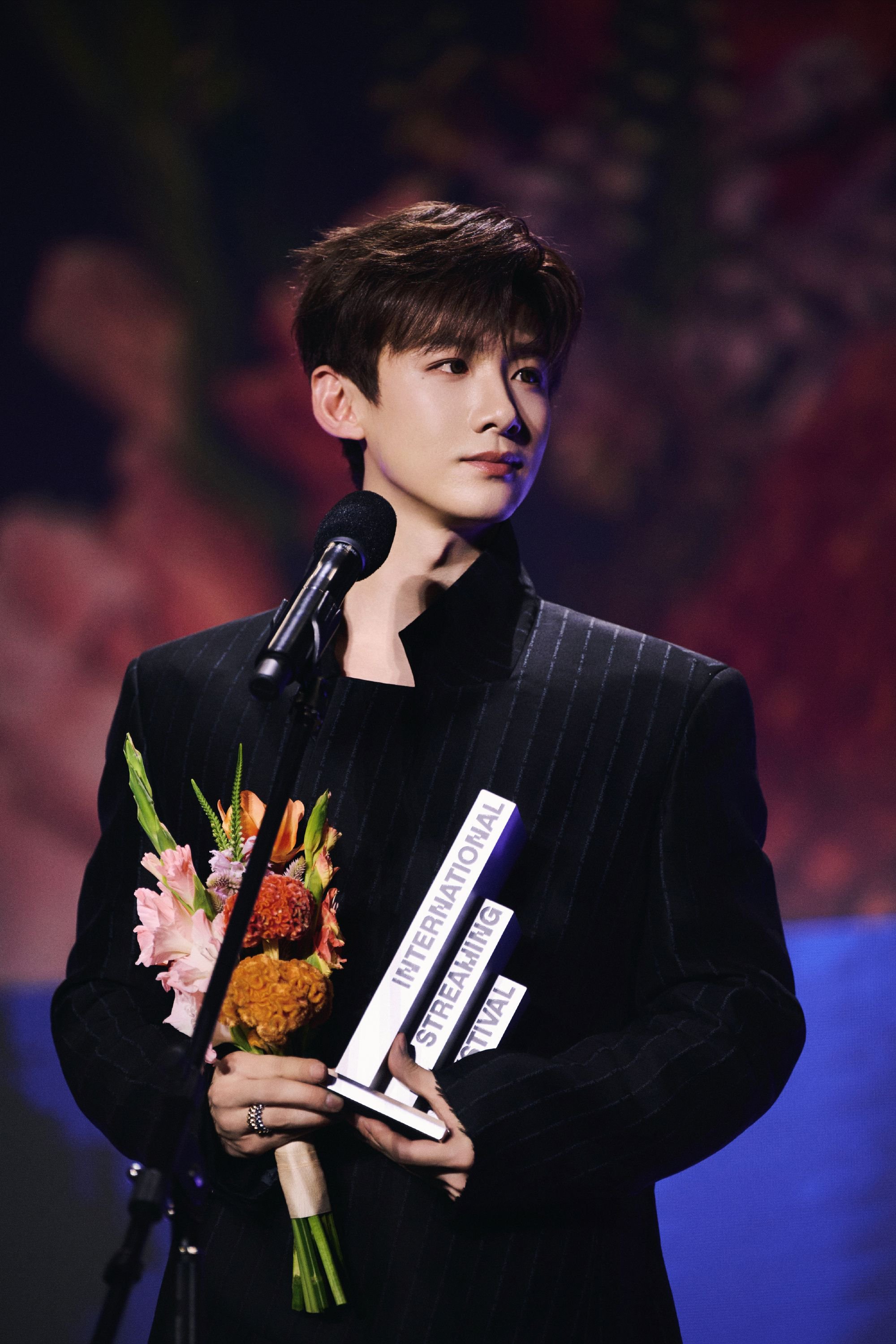 白敬亭获全球OTT大奖人气奖 坂口健太郎朴恩斌封视帝后