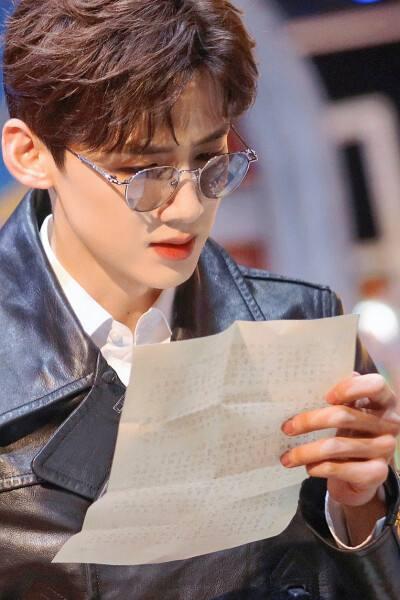 白鹿白敬亭互关，两人互动有趣，网友：搞笑男和搞笑女的梦幻联动