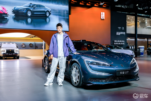 仰望U7车身_内饰