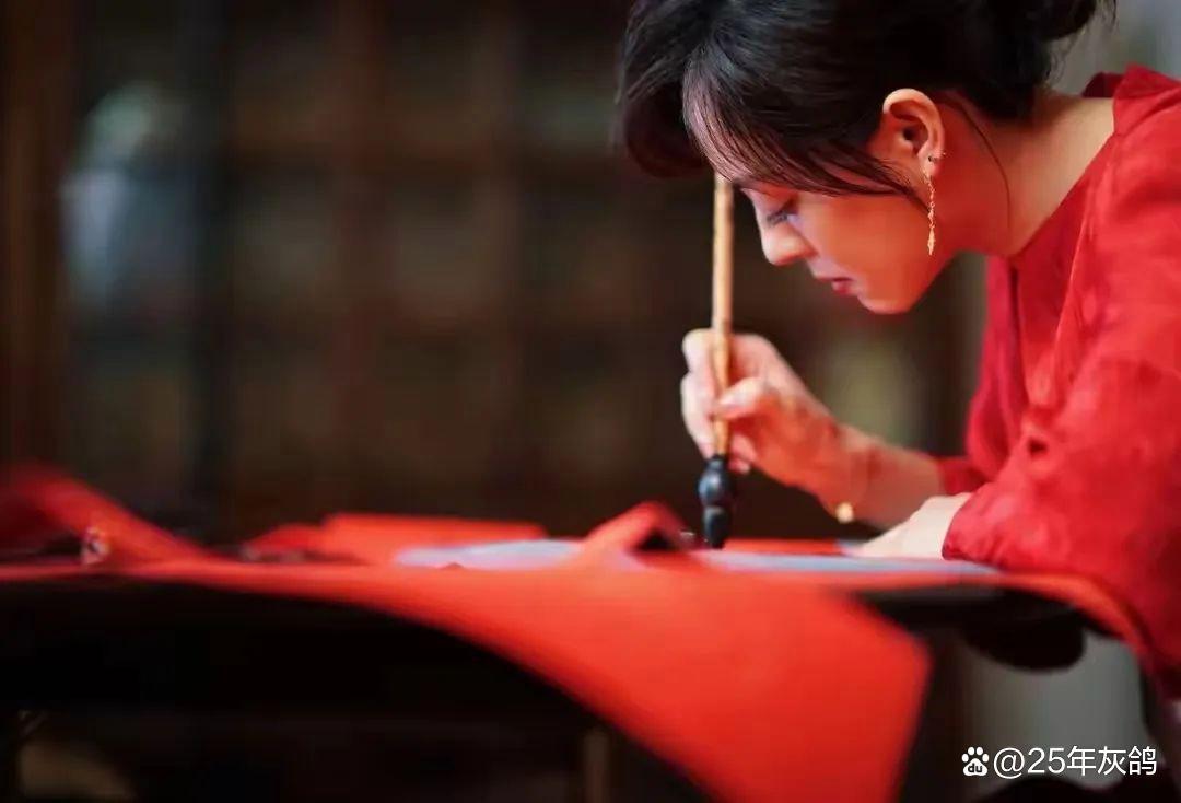 孙俪新春写真引爆网络,红衣造型,书法春联,获赞无数