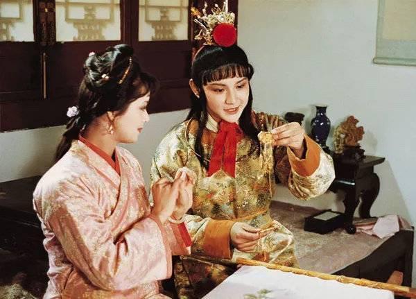 “宝玉”“宝钗”隔空论战 角色理解分歧引热议