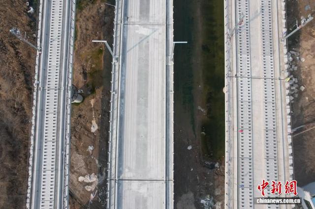 济滨高铁建设现场。(无人机照片)王峰 摄