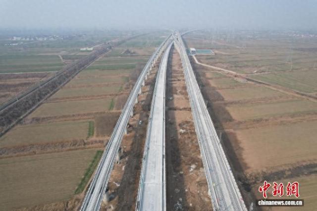 济滨高铁建设现场。(无人机照片)王峰 摄