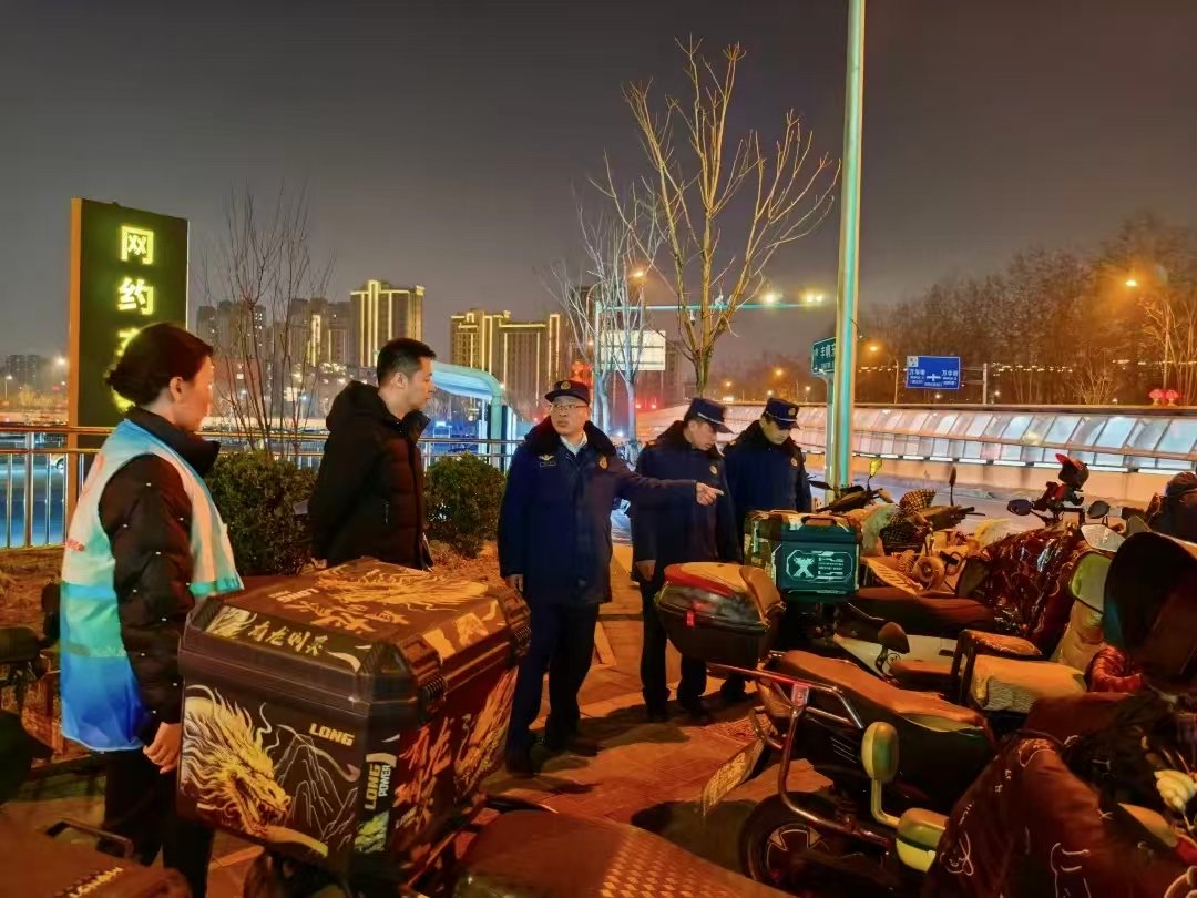 消防監督員對電動單車停放和充電區域開展檢查。北京消防供圖