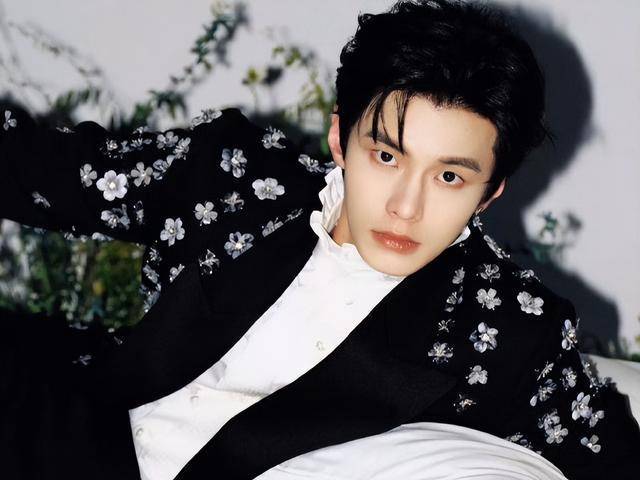 何与个人资料:从甜系少年到野性靳朝,183cm宁夏帅哥凭什么刷屏