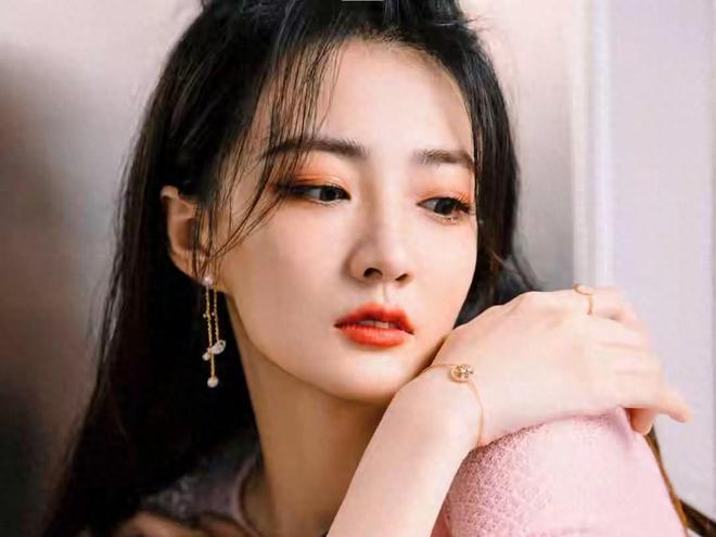 徐璐粉色针织衫写真释出，甜妹气质拉满，这颜值状态太绝了！