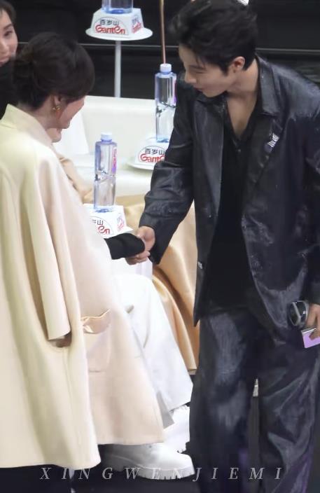 电视剧品质盛典内场：肖战孙俪握手热聊，两人与白敬亭同台祝福郑晓龙发言有梗