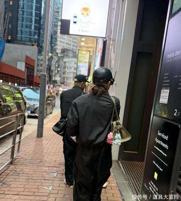 戚薇一家四口逛街被遇见，李承铉全程带娃，模范好老公好爸爸