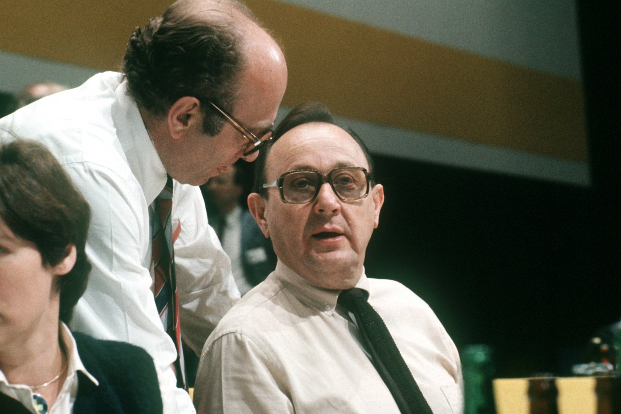 1982年，根舍与兰布斯多夫率领自民党与联合执政伙伴社民党决裂后在党代会上 picture-alliance/dpa