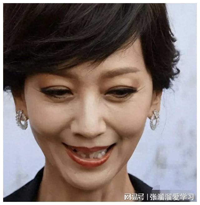 赵雅芝关掉美颜滤镜，真实皮肤松弛暗黄，皱纹尽显！