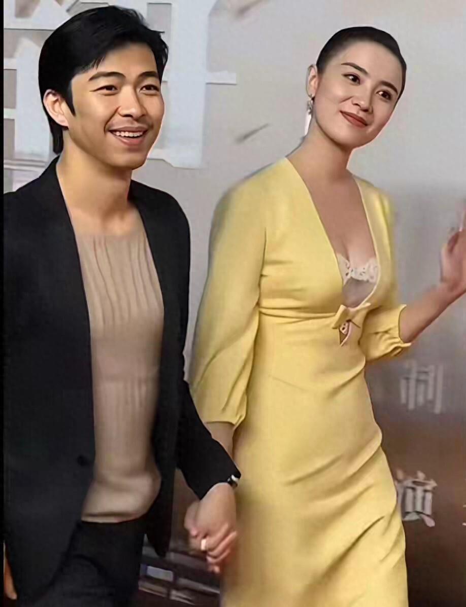 宋佳现任丈夫是导演王伟,比她小6岁,婚姻低调,两人甜蜜互动