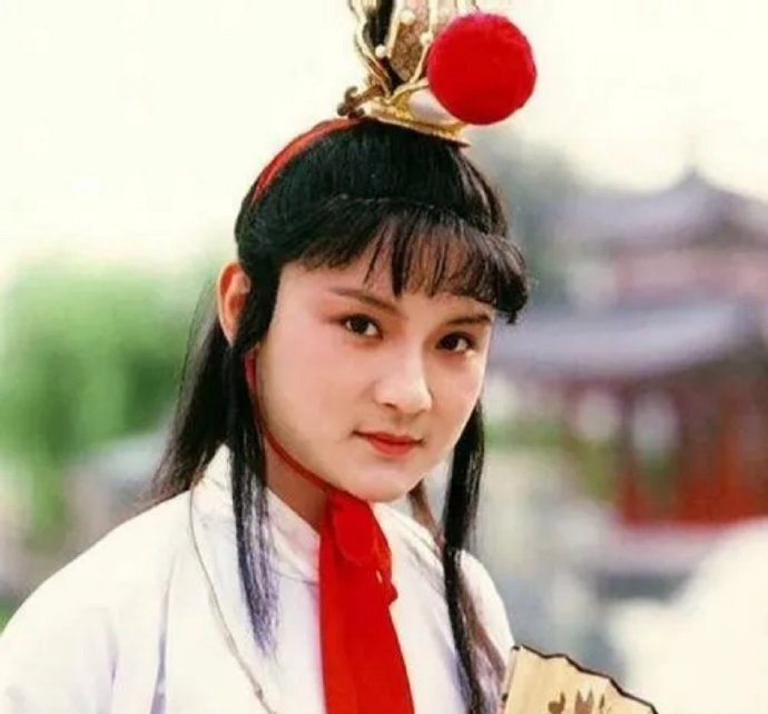 没想到，播出快40年，贾宝玉和薛宝钗演员竟又因《红楼梦》隔空喊话了