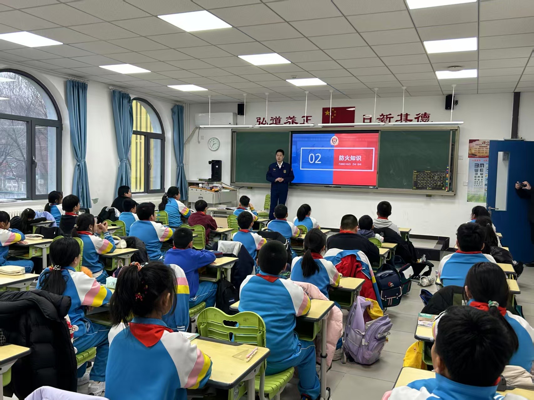 以「開學第一課」消防宣傳活動為載體，消防員通過互動體驗、情景模擬等方式向師生普及安全知識。大興消防供圖