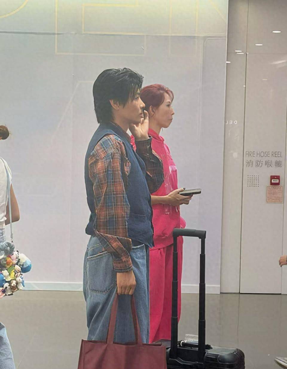 张晋一家被偶遇，52岁蔡少芬紧牵小儿子，12岁二女儿神似妈妈翻版