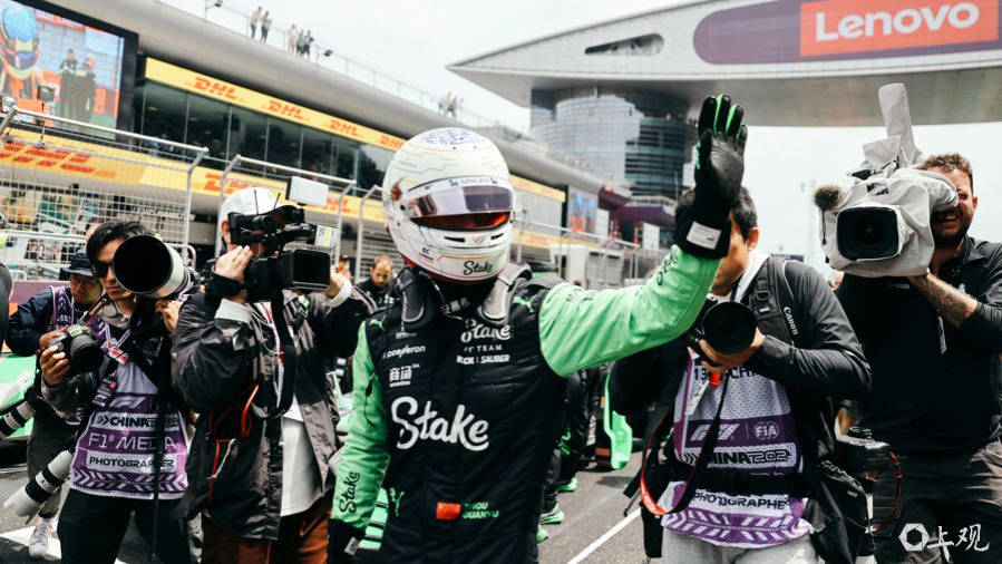 加盟F1凯迪拉克车队，周冠宇的赛车生涯开启新篇章