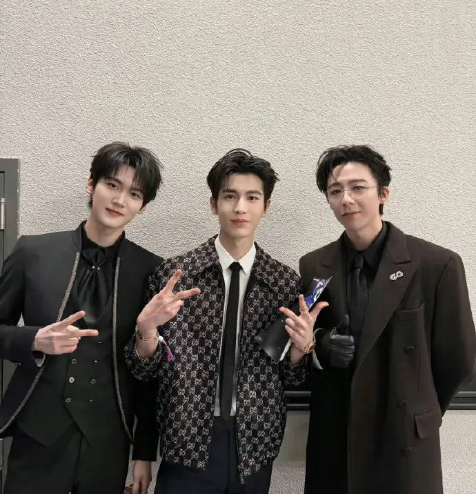 周柯宇晒与刘宇宁张凌赫合影随后重新编辑修掉刘宇宁法令纹