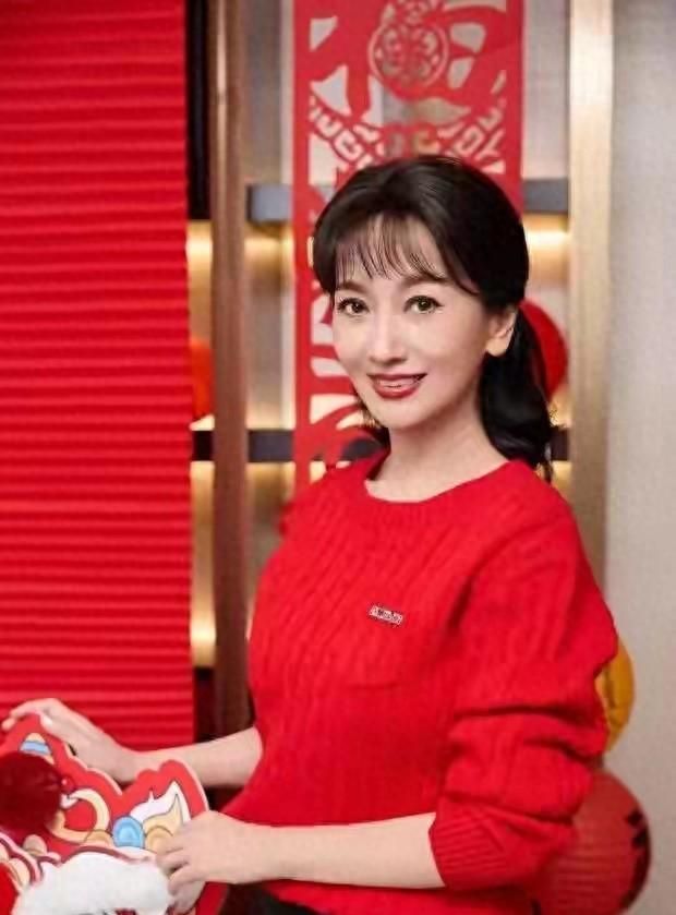 赵雅芝三八妇女节更新美照！穿亮红色毛衣明艳温柔