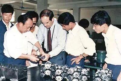 鲁冠球等陪同美国舍勒公司考察。图源：万向集团